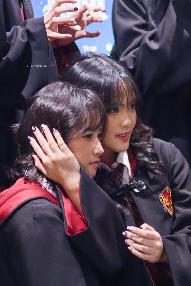 amortentia0213's tweet photo. 240508 CHARLOTTE X LEXI

#JKT48MagicHour 🪄🖤

#Freya #프레야  #フレヤ #JKT48 https://t.co/S0hRxckO0m