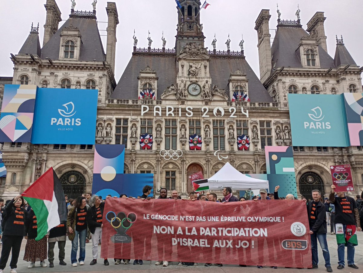 🔴@AFPSOfficiel et @Campagnebds devant l'Hôtel de Ville de #Paris contre la participation de l'État d'#Israel aux #JeuxOlympiques de #Paris2024 alors que la #FlammeOlympique arrive en #France à #Marseille aujourd'hui #BanIsrael #FreePalestine #JOParis2024 #JOP2024 #JO2024