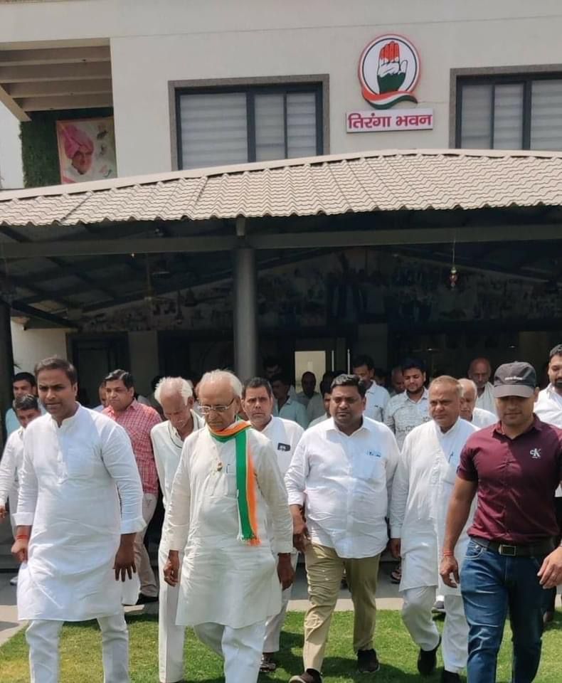 VijayPratapFbd's tweet photo. विधानसभा क्षेत्र बल्लबगढ़ में कांग्रेस नेता श्री @GirishBINC जी के सेक्टर- 02 स्थित कमला भवन कार्यालय पर फरीदाबाद लोकसभा के कांग्रेस प्रत्याशी (इंडिया गठबंधन) चौधरी श्री महेंद्र प्रताप सिंह जी ने बल्लबगढ़ के समस्त सरदारी गण व युवा साथियों से भेंट कर संवाद किया। 

सभी सम्मानित जनों से खुशहाल फरीदाबाद के लिए साथ और सहयोग मांगा। सभी ने कांग्रेस सरकार में किए हुए विकास कार्यों की सराहना करते हुए आगामी 25 मई को हाथ के निशान पर मतदान कर भारी मतों से कांग्रेस को विजयी बनाने का संकल्प लिया।

#hathbadlegahalaat #mahenderpratapsingh #faridabadloksabha #MP4MP #VoteForCongress #जीतेगा_फरीदाबाद #हाथ_बदलेगा_हालात 

@INCIndia @INCHaryana