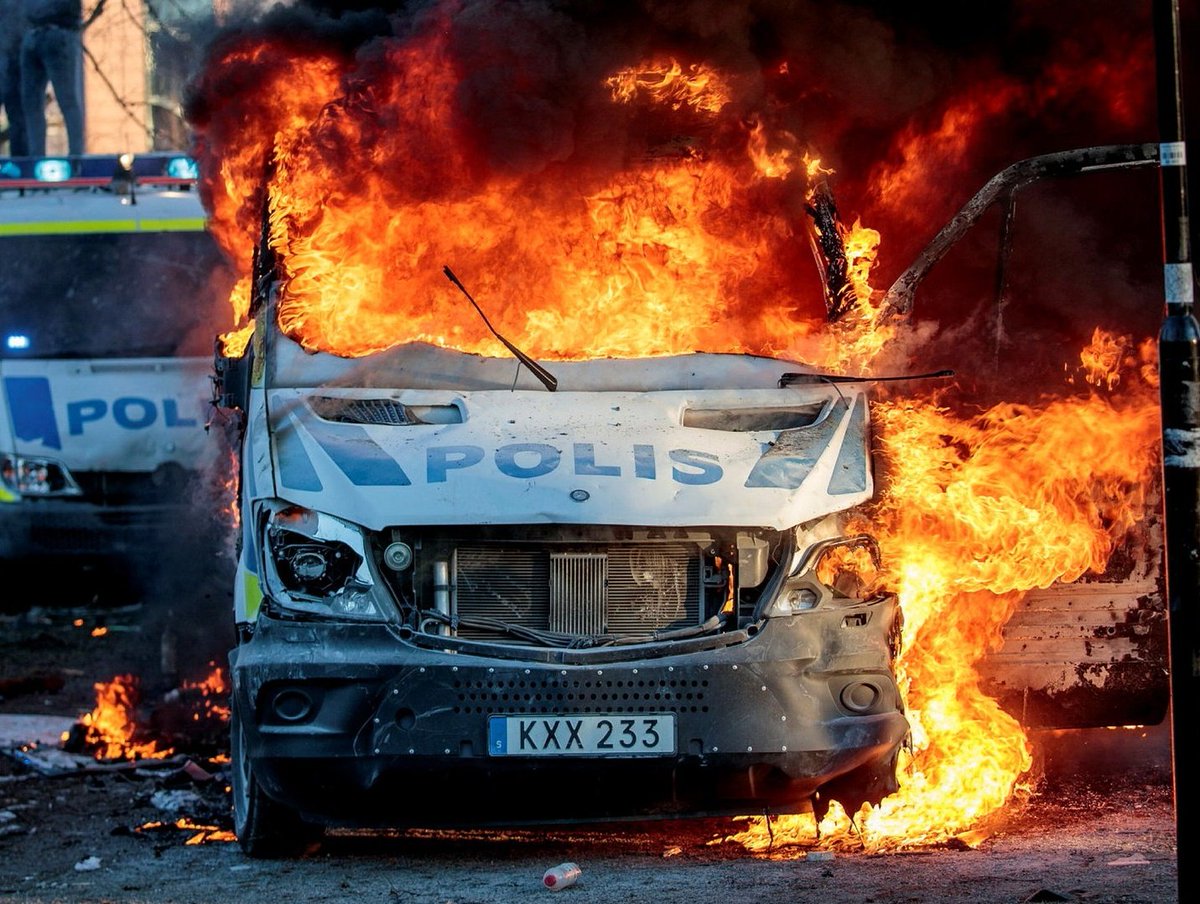 Denna militarisering av samhället är stötande. Hur har polisen mage att använda bepansrade fordon? Minns inte polisen hur bra det gick att använda vanliga polisbussar under korankravallerna i Örebro? Hoppas polisen tar sitt ansvar och slutar med att försöka skydda sig.