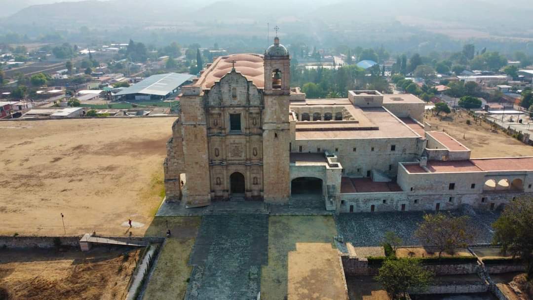 Excelente miércoles amigas y amigos, los saludo con esta postal de Santo Domingo Yanhuitlán, maravillosa arquitectura de nuestra querida región #Mixteca.