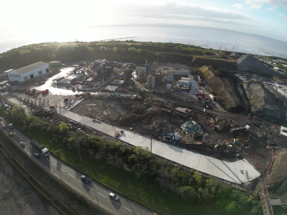 Great aerial footage of our scrap handling facility project currently being delivered for @CELSASteelUK in Cardiff. The new Shredder installation is progressing well and the 25,000m2 of external slabs are on track to complete in the coming months. Great work team👏
