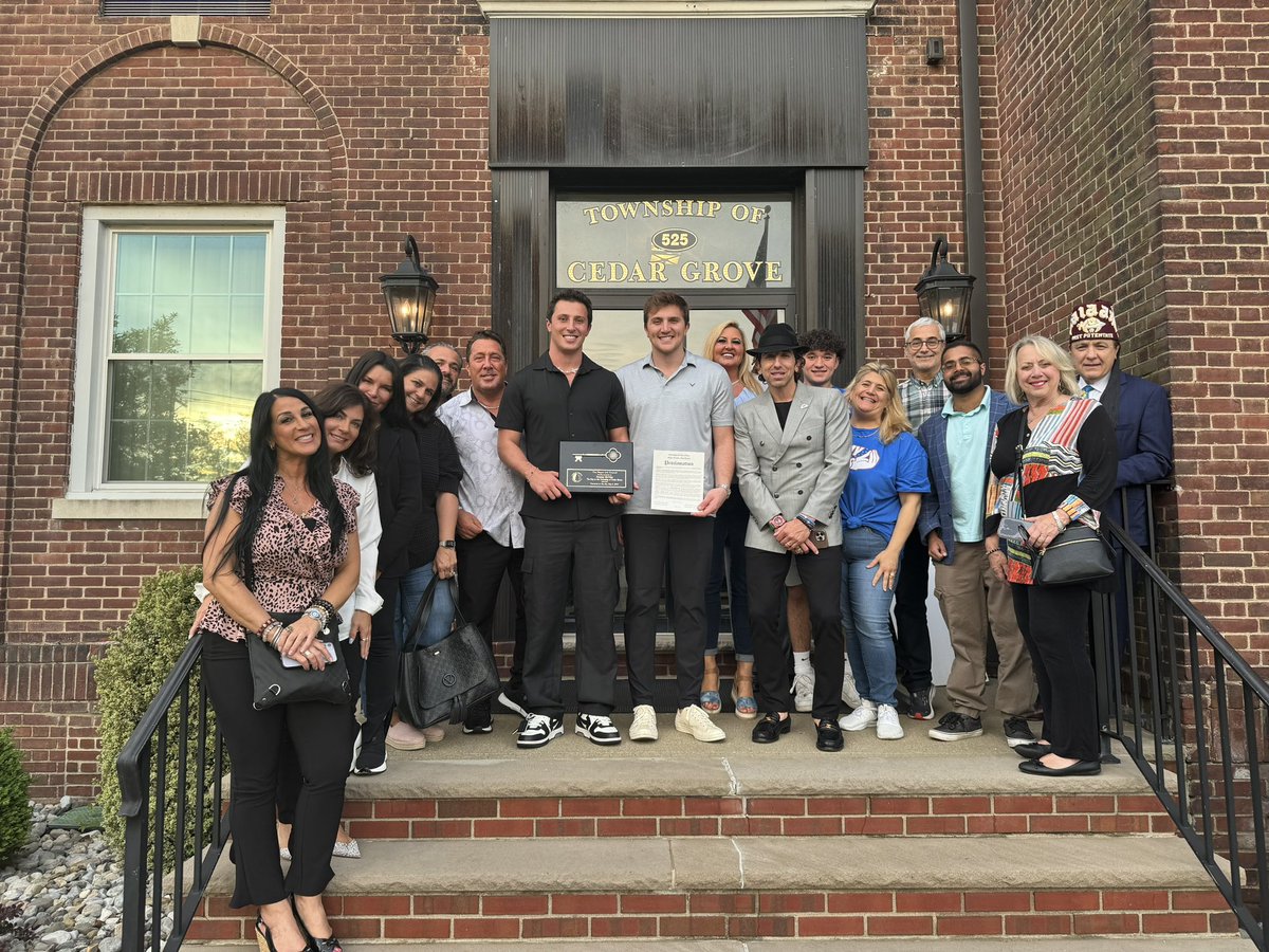 NRMedia50's tweet image. Photo Credit 📹 Our Friend @JordanRaanan

Love this crew already 
The Squad Right here @tommydevito007 @seanstellato @GiantsCRDept @lexxxy007 @AmyTrask 🏈🤌🤌🤌🔥🔥🔥🚀🚀🚀 #NRMedia #CedarGrove #TommyDeVito #TommyCutlets