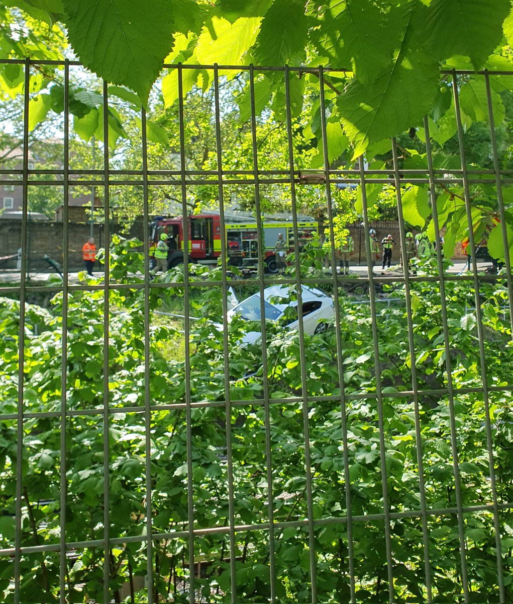 SeanUSX's tweet image. The District Line is suspended between Wimbledon &amp;amp; Parsons Green due to a vehicle on the embankment between Southfields &amp;amp; East Putney.