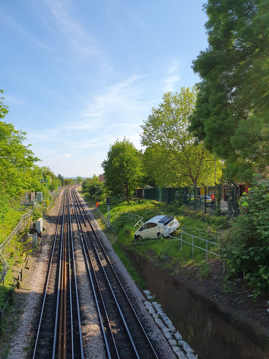 SeanUSX's tweet image. The District Line is suspended between Wimbledon &amp;amp; Parsons Green due to a vehicle on the embankment between Southfields &amp;amp; East Putney.
