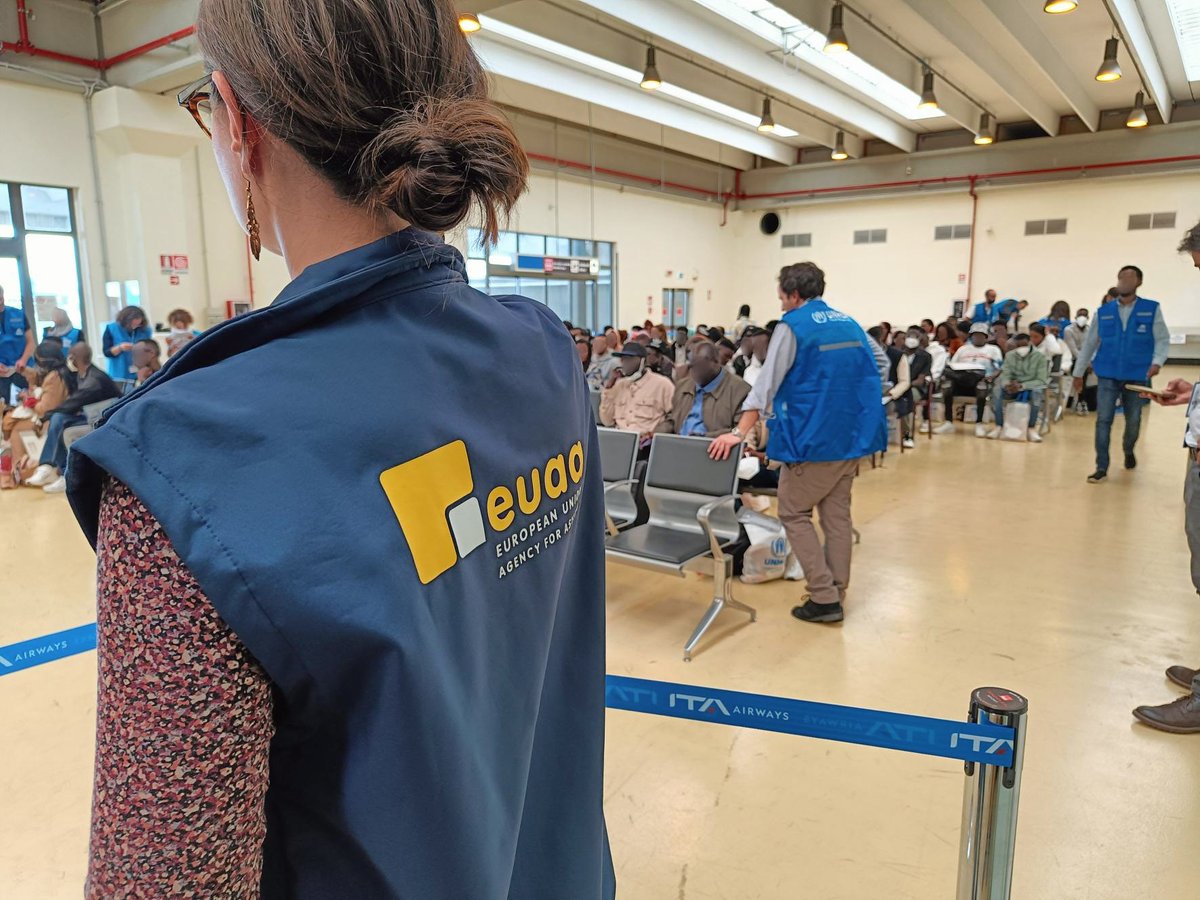 Yesterday, 7th May, 119 asylum seekers arrived at Fiumicino Airport, Rome from Libya. The EUAA supported the Italian Authorities in the post-arrival activities, such as by providing information on the following steps and coordinating the transfers to reception centres.