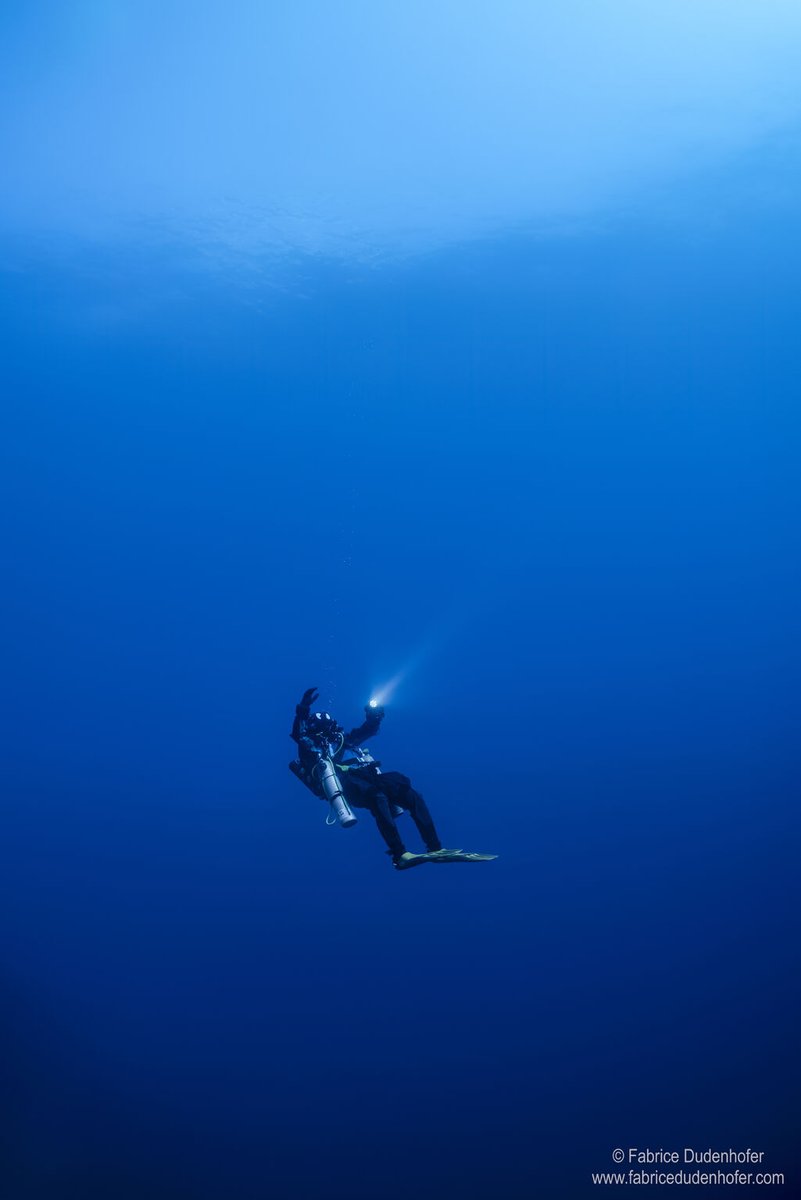 Amazing image of @Arno_astro 🤿 w/ rebreather at the Parc national des Calanques 🇫🇷 - an homage to the image of B.McCandless' 🧑‍🚀 1984 untethered EVA w/ MMU. [also the cover of @astro_timpeake's new book!] 📸by Fabrice Dudenhofer for n°51 of @Mag_plongez! linkedin.com/feed/update/ur…