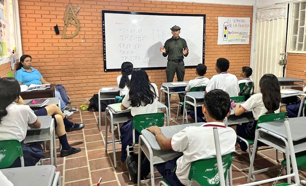 PoliciaNteSder's tweet image. El grupo de gestion antidrogas de la @Region5Policia y los gestores #PRECI de la estacion de policía #LaEsperanza,  iniciaron el Programa #FIVE  enfoque en prevencion al consumo de drogas a los estudiantes de  la institucion educativa  "Jesus Antonio Ramirez."

#DiosYPatria