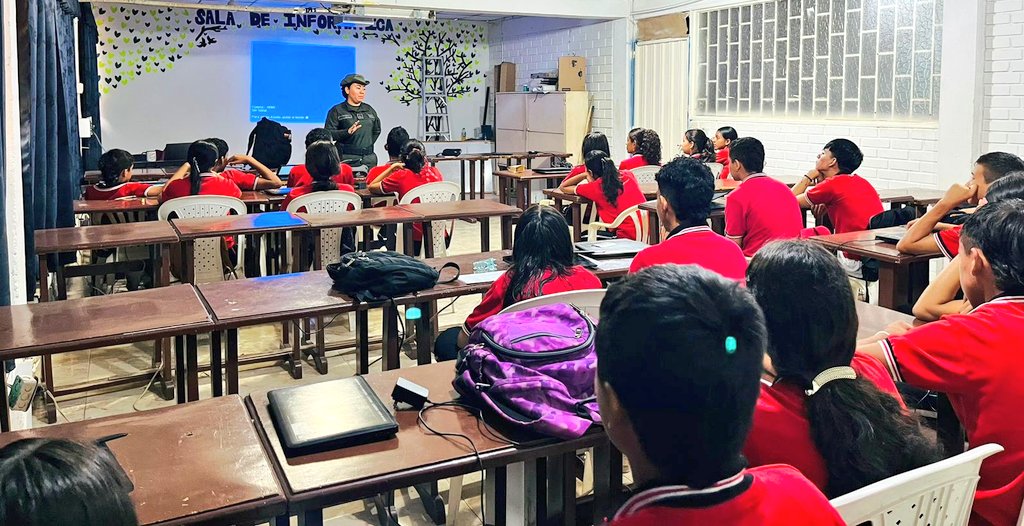 PoliciaNteSder's tweet image. El grupo de gestion antidrogas de la @Region5Policia y los gestores #PRECI de la estacion de policía #LaEsperanza,  iniciaron el Programa #FIVE  enfoque en prevencion al consumo de drogas a los estudiantes de  la institucion educativa  "Jesus Antonio Ramirez."

#DiosYPatria