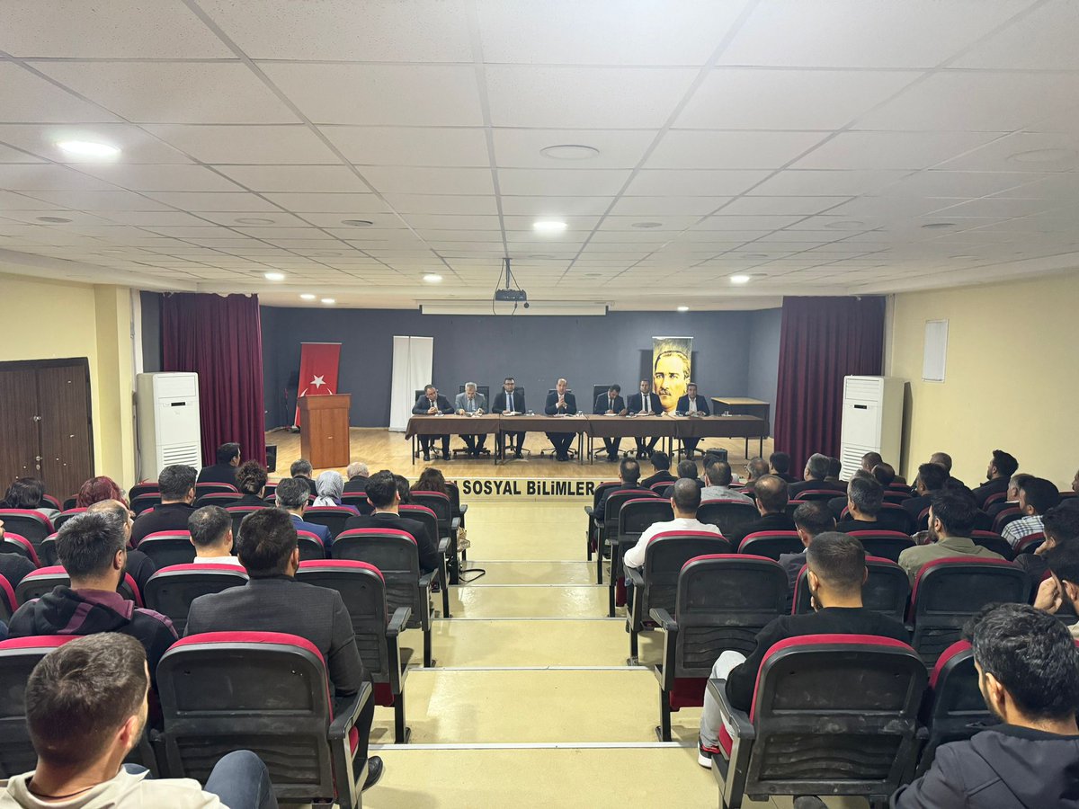 İl Millî Eğitim Müdürümüz Sayın İzzettin Aydın başkanlığında, Merkez Okul/Kurum Müdürleri ile “Türkiye Yüzyılı Maarif Modeli Bilgilendirme Toplantısı" gerçekleştirildi.

<a href="/tcmeb/">Millî Eğitim Bakanlığı</a> <a href="/Yusuf__Tekin/">Yusuf Tekin</a> <a href="/SirnakValiligi/">T.C. Şırnak Valiliği</a> <a href="/Cevdet_Atay/">Cevdet Atay</a> <a href="/izzetaydin01/">İzzettin AYDIN</a>