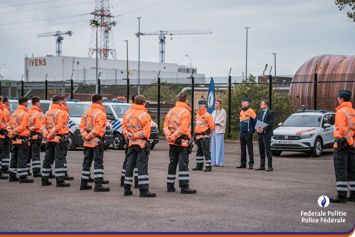 Il y a 1 an, le Corps de sécurisation portuaire a été créé pour renforcer la Police de la Navigation dans la lutte contre la criminalité organisée liée à la drogue. Présence et contrôles supplémentaires au port d’Anvers. Déjà plus de 2 700 personnes contrôlées en 2024 ! 💪👮