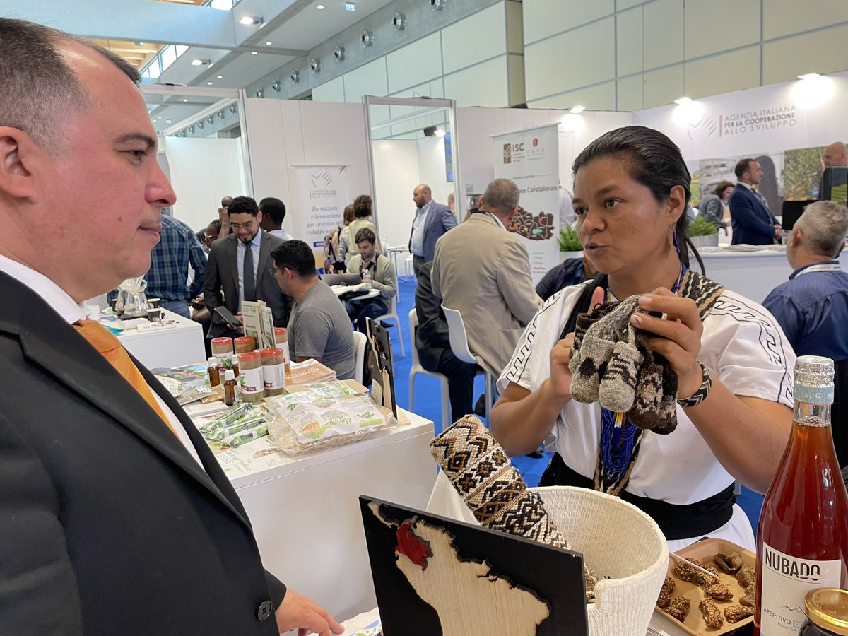 AicsBogota's tweet photo. En nuestro stand de #Macfrut2024 🇮🇹 conocerás a Diego y a Yasmín, jóvenes colombianos que hacen parte de @lameejr y de nuestro Programa Juventudes el Campo en Movimiento 🌱

🚀 Descubre productos de banano y café y otros más hechos por jóvenes emprendedores del campo colombiano https://t.co/zpRl6YiLWB