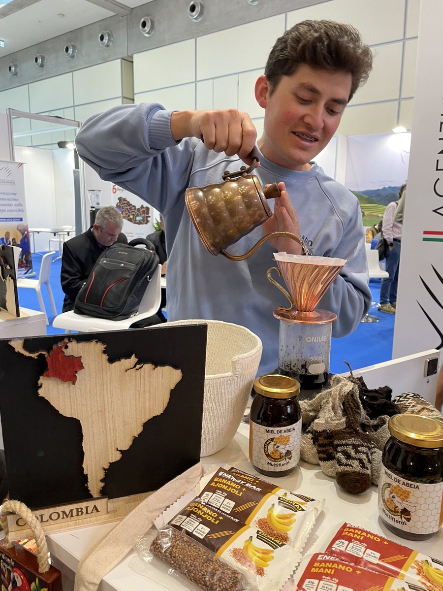 AicsBogota's tweet photo. En nuestro stand de #Macfrut2024 🇮🇹 conocerás a Diego y a Yasmín, jóvenes colombianos que hacen parte de @lameejr y de nuestro Programa Juventudes el Campo en Movimiento 🌱

🚀 Descubre productos de banano y café y otros más hechos por jóvenes emprendedores del campo colombiano https://t.co/zpRl6YiLWB
