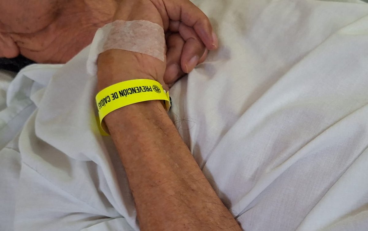 BPSOHospitalIqq's tweet photo. #BPSO @Hospitaliquique   utilización del Brazalete de Prevención de Caídas para todos los pacientes de mediano y alto riesgo de Caídas que se encuentren hospitalizados en los servicios pilotos, juntos podemos prevenir las caídas. 💪
@DorisGrinspun 
@rpintornao 
@Jessica70027495 https://t.co/jn8PiYJJdD