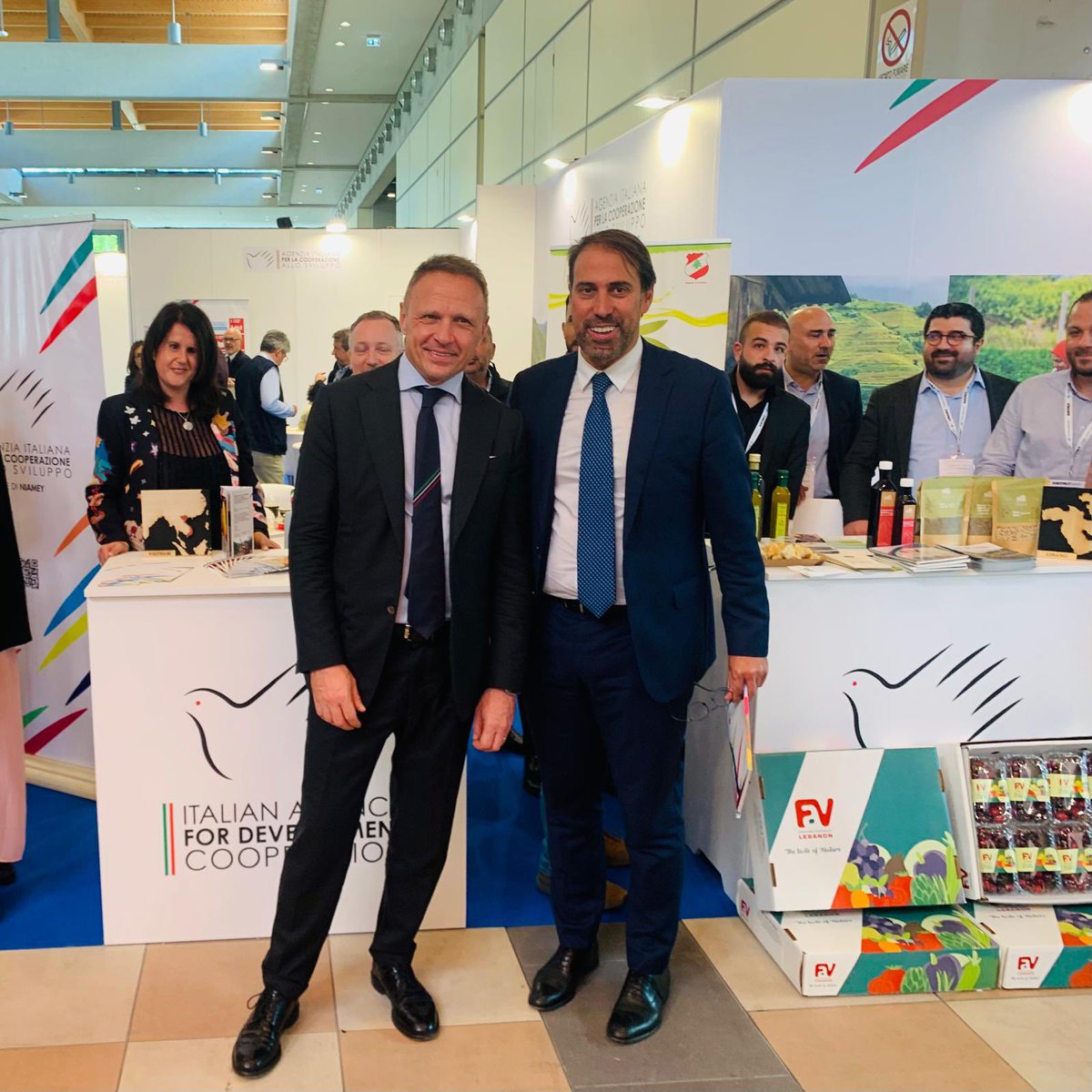 Visita del Min. @FrancescoLollo1 allo stand AICS. Elevare gli standard di tracciabilità, certificazione e qualità delle produzioni nei Paesi di intervento favorendo un partenariato paritetico tra attori ed eccellenze italiane nel comparto agroalimentare e i produttori locali