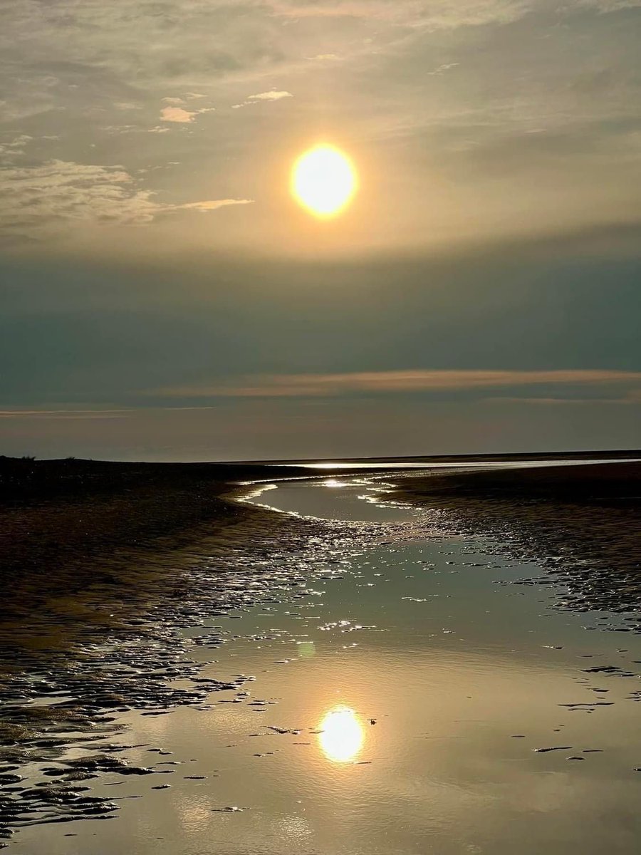 Don't let the sun go down on this year's summer holidays! 🎴 
There is just one week left in June, July & August at April Cottage in Wells-next-the-Sea. 📅

🏡 Self Catering
aroundaboutbritain.co.uk/Norfolk/14932

#Availability #SummerHoliday #SummerGetaway #FamilyHoliday #Pets #WellsNextTheSea