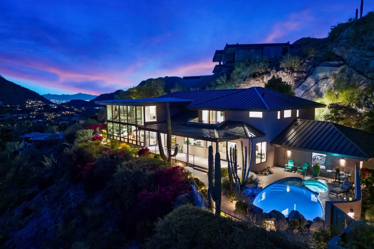 Recognized for its architectural brilliance, this contemporary trophy residence highlights endless views. Extraordinary property of the day represented by Bill Bulaga and Frank Aazami of @russlyonsir. s.sir.com/4dsnAPP