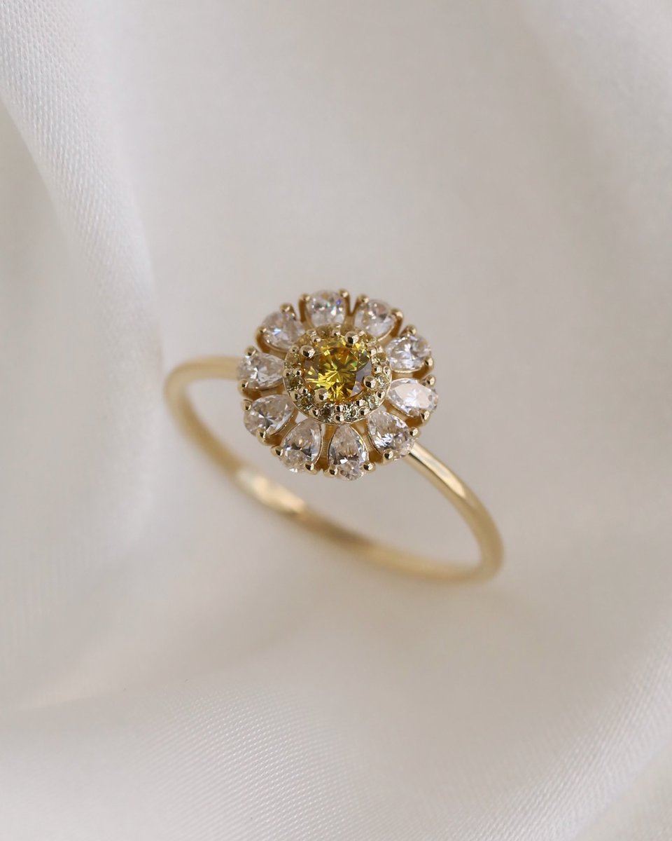 Love is in full bloom🌼
Daisy solitaire ring.

#engagementring #ring #flowerring #daisy #solitaire #diamondring #jewelry #handmade #bespoke #statementring #tedandmag