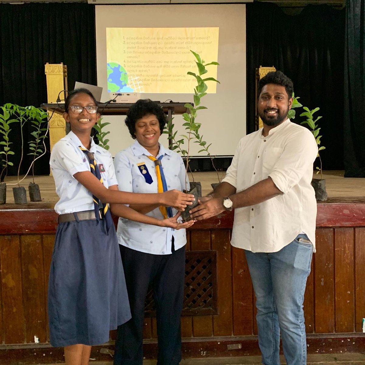 road2rights's tweet image. Earth Day Initiative at Sapugaskanda Vishaka Balika Vidyalaya was a beacon of environmental stewardship! Partnering with "Thuru," we planted seeds of awareness on climate action. Empowered by knowledge, we're sowing the seeds for a sustainable future! 🌏
#EarthDay2024