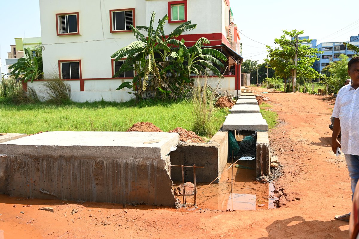 Visited Bharat Villa area under Ward No. 4 of #Bhubaneswar to review the progress of the ongoing road and drainage works along with #TeamBMC officials on Wednesday.