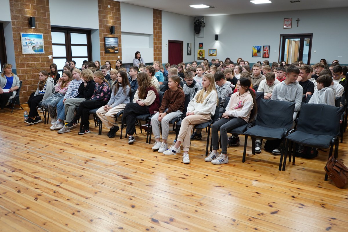 🎥🎤Dzisiaj mieliśmy przyjemność odwiedzić Niedrzwicę Dużą, gdzie w murach tamtejszego Gminnego Ośrodka Kultury, Sportu i Rekreacji prezentowaliśmy film o Edmundzie Malinowskim. #SilentHero #ArmiaKrajowa #Bohaterowie #EdmundMalinowski #NiedrzwicaDuża