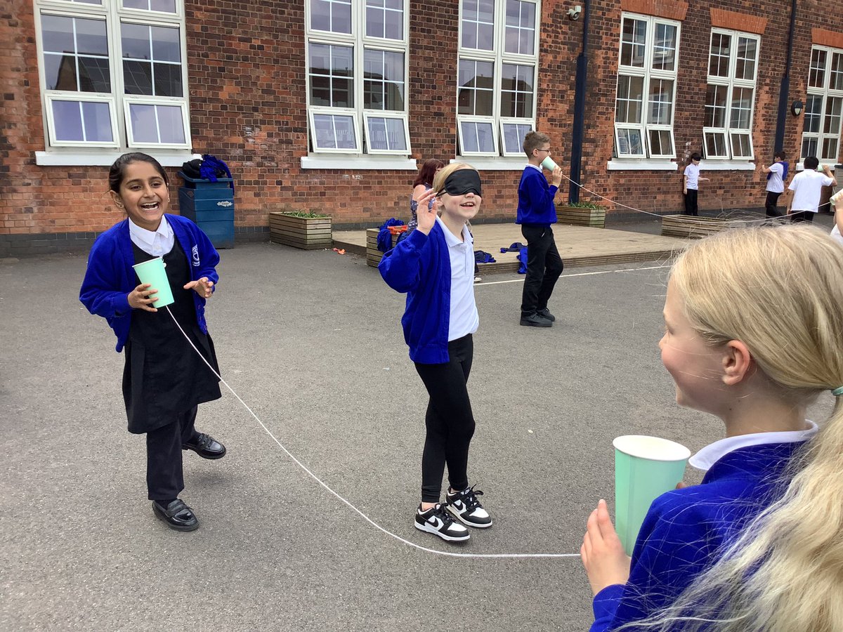 Ashwoodspencer4's tweet photo. Year 4 made the most of the warmer weather today ☀️We explored how sounds travel and how different sounds have different sound-waves #ASAscience @satrust_ https://t.co/HL5atHKUxW
