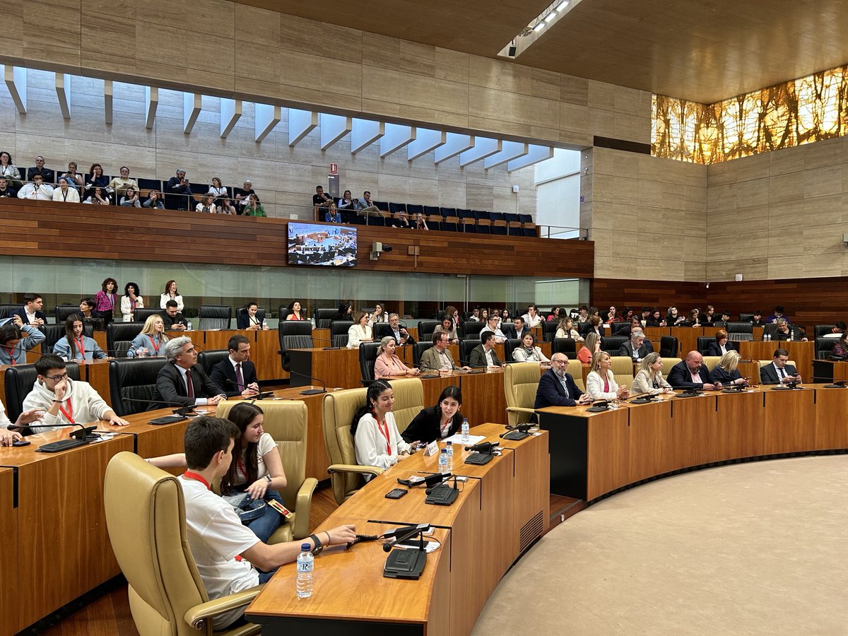 ✅El IES Castelar y el IES San Fernando de Badajoz ganan la tercera edición del Concurso de Debate Escolar. 👨🏻‍🎓👩🏻‍⚕️🧑🏻‍💼👩🏻‍💼

✔️La consejera ⁦<a href="/MercedesVaquera/">Mercedes Vaquera</a>⁩ ha clausurado el concurso, que ha celebrado su final en la Asamblea de Extremadura.

juntaex.es/w/20240508-el-…