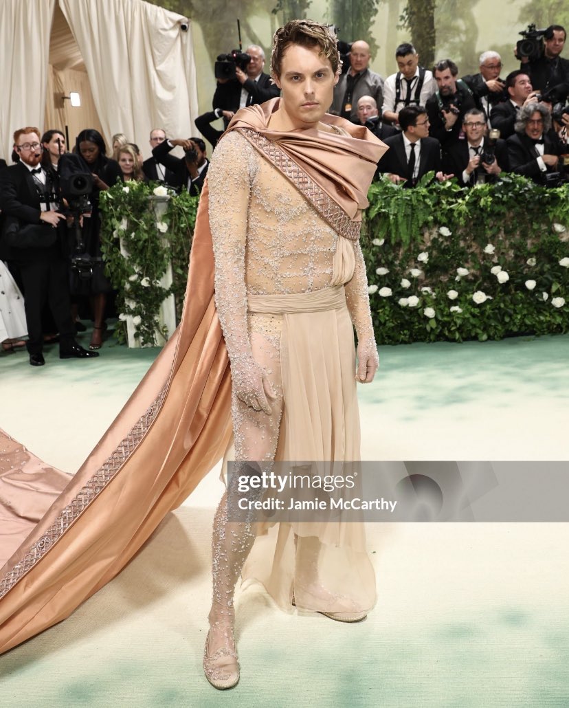 the 'unknown' met gala guests are so interesting because to the left you've got mona patel, a tech tycoon billionaire who runs multiple companies and on the right, gustav witzoe, heir to a norwegian salmon empire with a $3,8B net worth