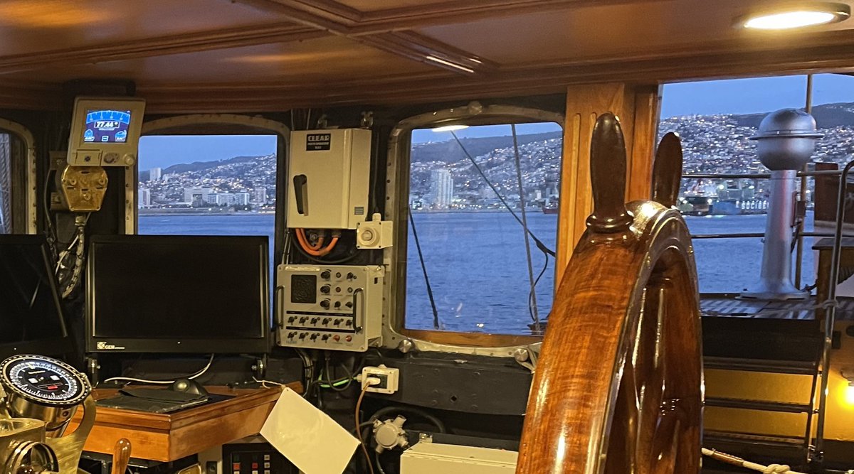 Vista de Valparaíso desde el puente trasero del Amerigo Vespucci, buque escuela de la Marina Militar italiana.