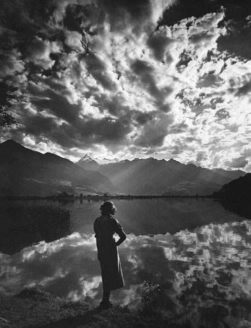 'I was always looking outside myself for strength and confidence, but it comes from within. It is there all the time.'

Anna Freud

📷'Evening on Lake Zell, 1938.'
Ernst Baumann
via : Ode to Pictorialism