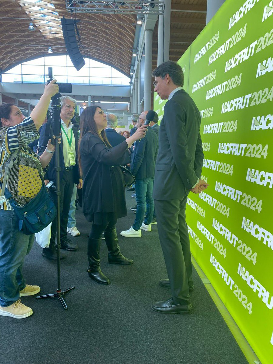 Il Direttore Generale #ICE @lorenzo_galanti alla presenza del Ministro dell’Agricoltura, delle Foreste e della Sovranità alimentare On. @FrancescoLollo1, ha partecipato all'inaugurazione dell'edizione 2024 di @MacfrutFiera, è intervenuto alla Tavola Rotonda dedicata alla sfida