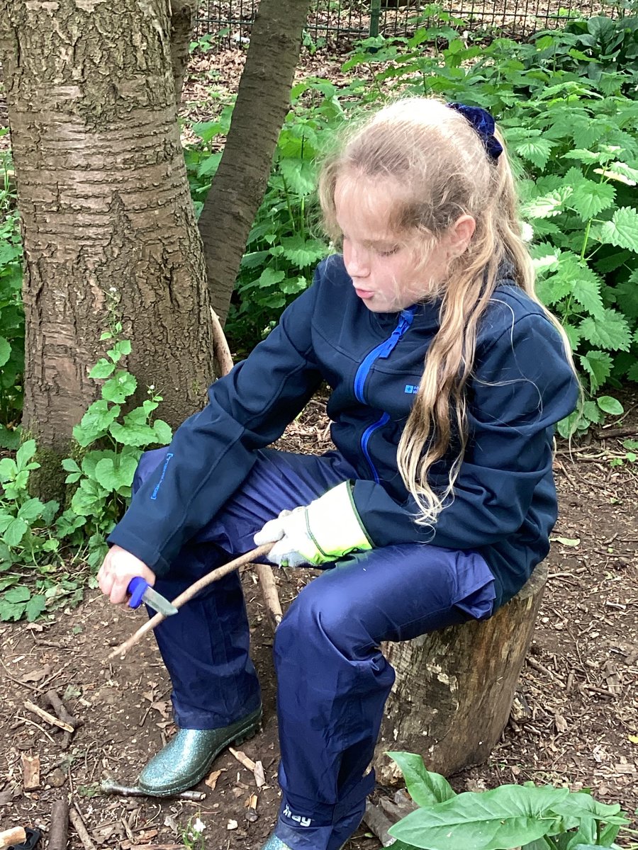 Whittling safely with knives and making elder beads. @OWPSnightingale @OWPS_nighthawks @OWPSgiraffes #owpsforestschool