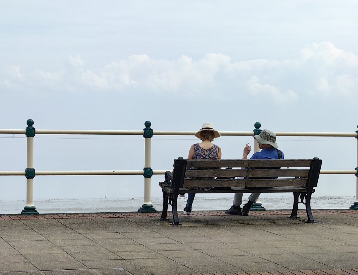 Penarth promenade, Vale of Glamorgan. @S4Ctywydd Afternoon of 8th May 2024
