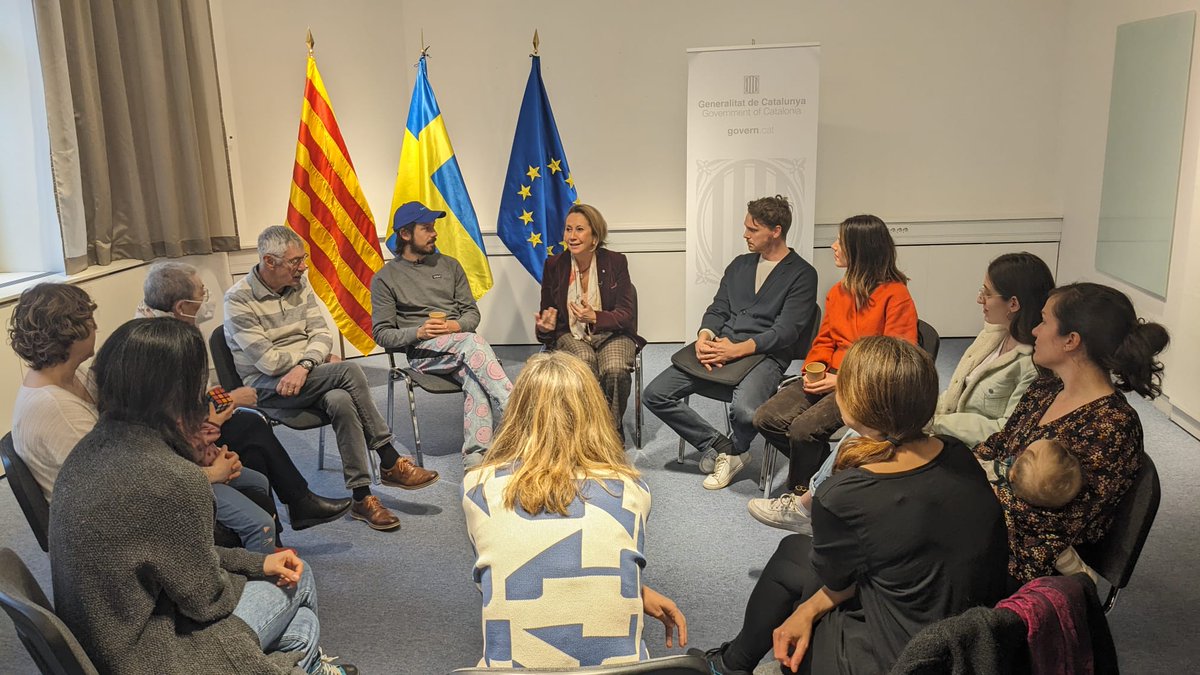 La delegada @_MontserratRiba, la directora d’#AixòNoÉsSuècia i actriu @AinaClotet i el productor i actor Marcel Borràs es troben a la seu de la @Catalonia_SE amb famílies catalano-sueques per compartir experiències.
