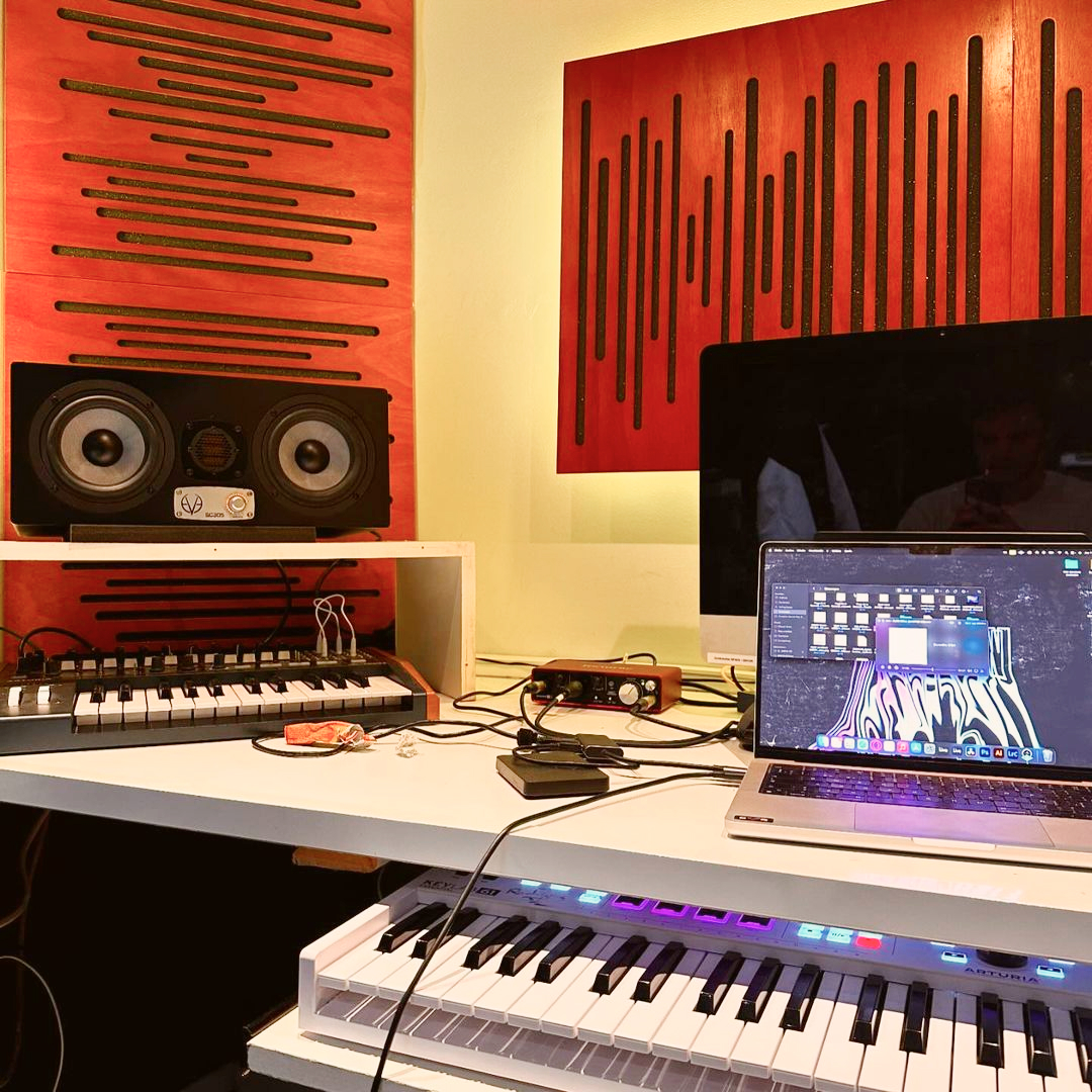 The SC305 in the studio with sound engineer @heeron.flp 😍🔊 

#eveaudio #SC305 #studiomonitors #studiogear #sound #engineer