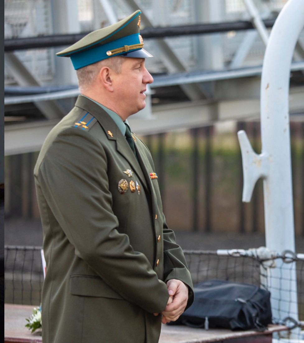 Any Russia #miltwitter experts able to decode these uniforms please – pips, piping, badges, rank, service medals etc?