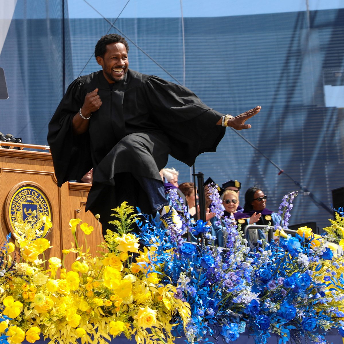 The moment when @DesmondHoward struck the Heisman pose at Spring Commencement. 🫡