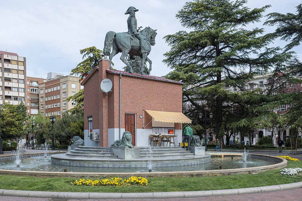 La intervención de Willem de Haan al Monumento del General Espartero sustituyendo su pedestal por una modesta vivienda fue otra de las instalaciones que pudo verse durante la décima edición de @concentricofest en Logroño 👉ondiseno.com/noticia.php?id…