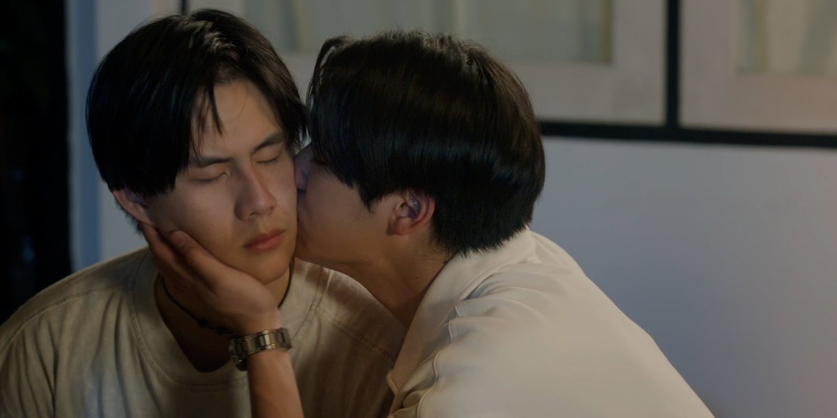 Lots of kisses in just one scene 🥰🥰🥰
#WeAreSeriesEP6  #marcmc #poon_mit12 #winynny #satangks #winny_thanawin #satangktp #MarcPoon #ChainPun #WinnySatang #QToey