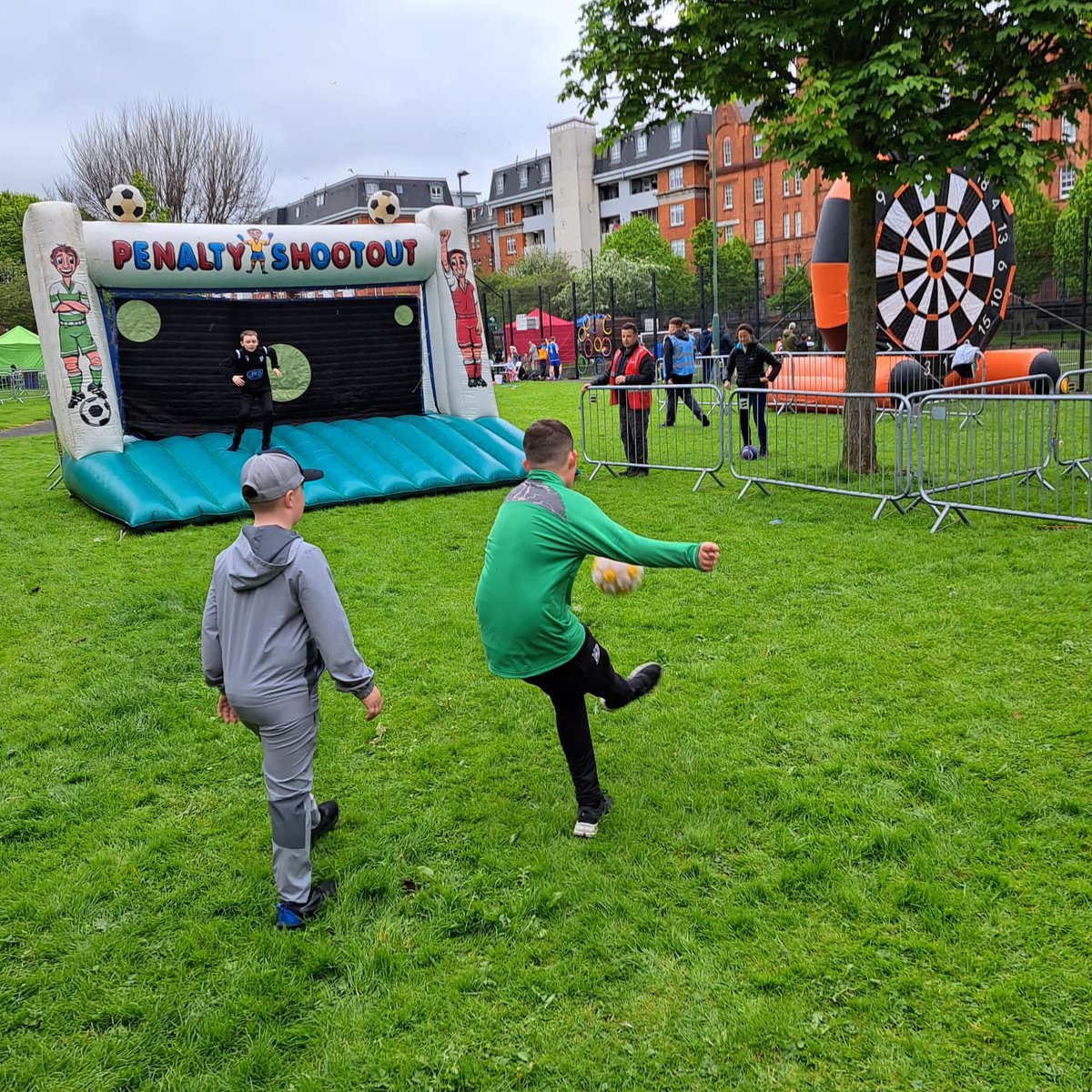 Over the bank holiday weekend, residents of our Kevin Street estate enjoyed a youth soccer event and a fun day at the Cabbage Patch Park. The event was kindly organised by @DubCityCouncil, Celtic Iveagh, Kevin St Gardai and the Trust. ⚽️🤸 #TheIveaghTrust #WeBuildCommunities