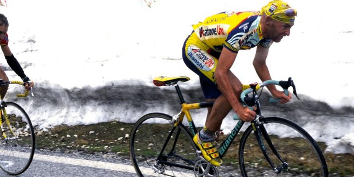 Se cumplen 25 años de una edición muy recordada del Giro de Italia. Marco Pantani no fue el ganador, pero todos lo relacionamos directamente con la edición de 1999. En nuestro blog repasamos aquellos sucesos que marcaron también la vida de 'il pirata' ow.ly/uKiz50RzxQs