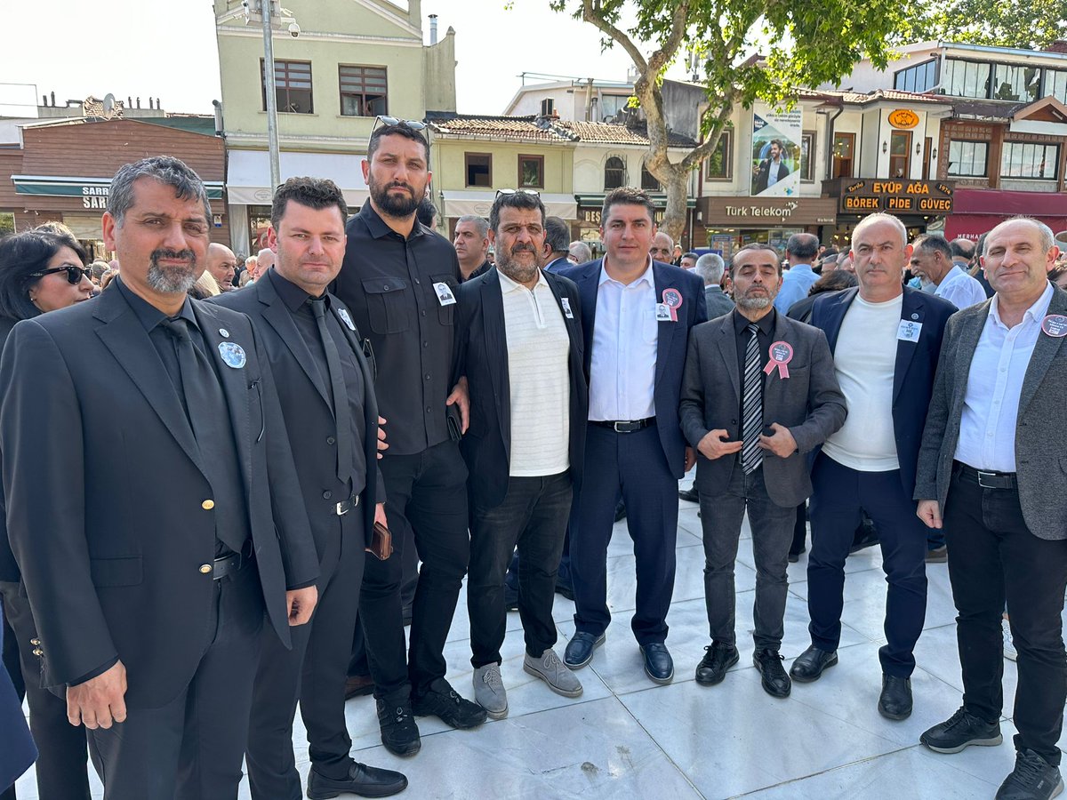 Görevi başında şehit edilen okul müdürü İbrahim Oktugan'ın cenazesine İstanbul Şube Başkanlarımız ve üyelerimizle birlikte katıldık.
Allah rahmet eylesin. Mekânı Cennet olsun inşallah.