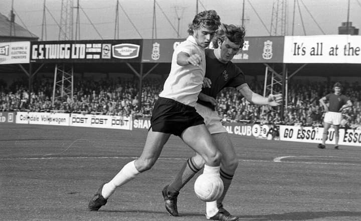 RIP former @LutonTown player Viv Busby, who has died aged 74. I enjoyed watching him for the Hatters in the early '70s alongside his forward partner Malcolm Macdonald. Busby also played for Wycombe and Newcastle and was in the Fulham 1975 FA Cup final team.