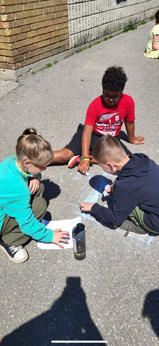 Our 2/3 and 3/4 classes are enjoying the beautiful weather and learning about coding with chalk! @GEDSB #GEMAAP