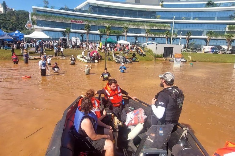 ClimaInfoNews's tweet photo. Tramitam no Congresso 25 PLs e três propostas de emenda à constituição que, caso aprovados, “causarão dano irreversível aos ecossistemas, povos tradicionais, clima global e à segurança de todos”, afirma @obsclima à @agenciapublica. 

Maioria de deputados do RS apoiam projetos🧵 https://t.co/aj6eD7YMGT