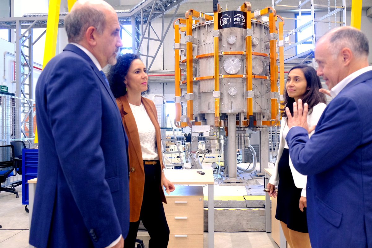 unisevilla's tweet photo. 💫El proyecto de fusión nuclear de la US recibe el apoyo institucional de la @ComisionEuropea y @AndaluciaJunta 

💡Responsables europeos comprueban los avances del proyecto #Fusion2Grid, una investigación pionera para crear una fuente de energía limpia y barata en el futuro [+] https://t.co/bBG3VyXG1j