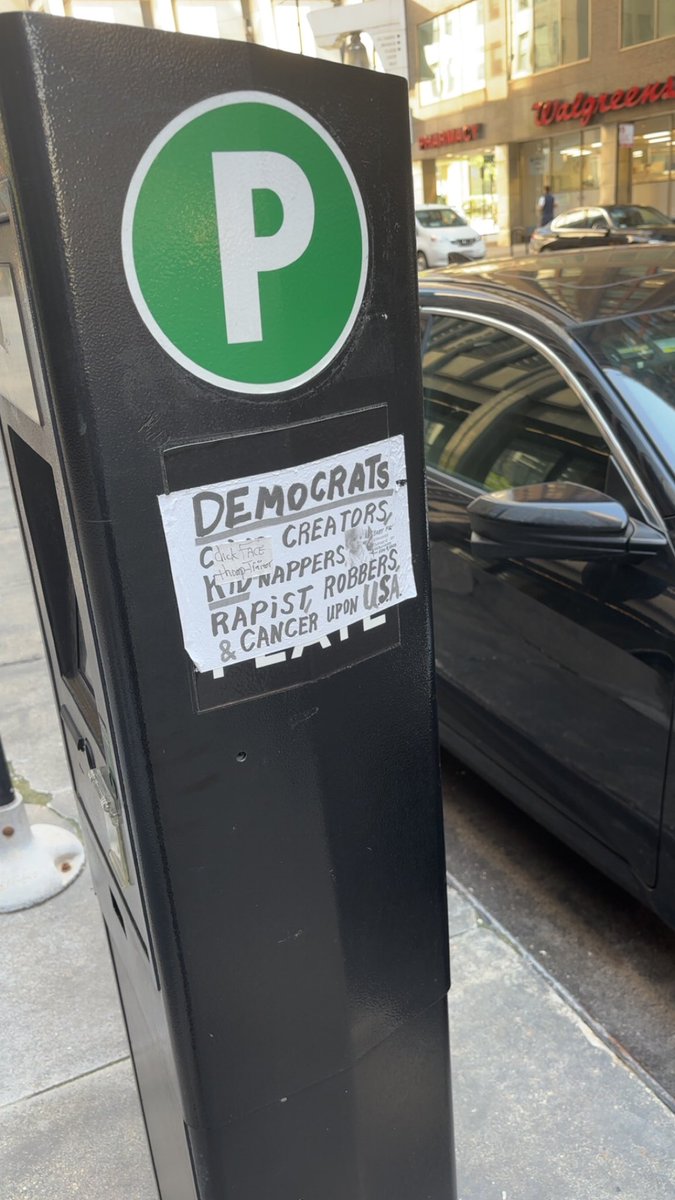 kevinthephares's tweet photo. 🔥SPOTTED in Downtown Chicago today on Clark Street:

“Democrats… kidnappers, rapists, robbers, &amp; cancer upon USA.”

Even Chicagoans are starting to wake up! 🇺🇸 https://t.co/0xZPrRQM5T