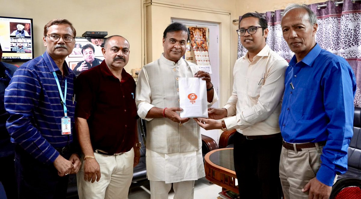 HCM Dr @himantabiswa visited Doordarshan Kendra Guwahati and took stock of its activities. He was presented with a special Coffee Table Book by the authorities as he extended his best wishes to the public service broadcaster. @ddnews_guwahati