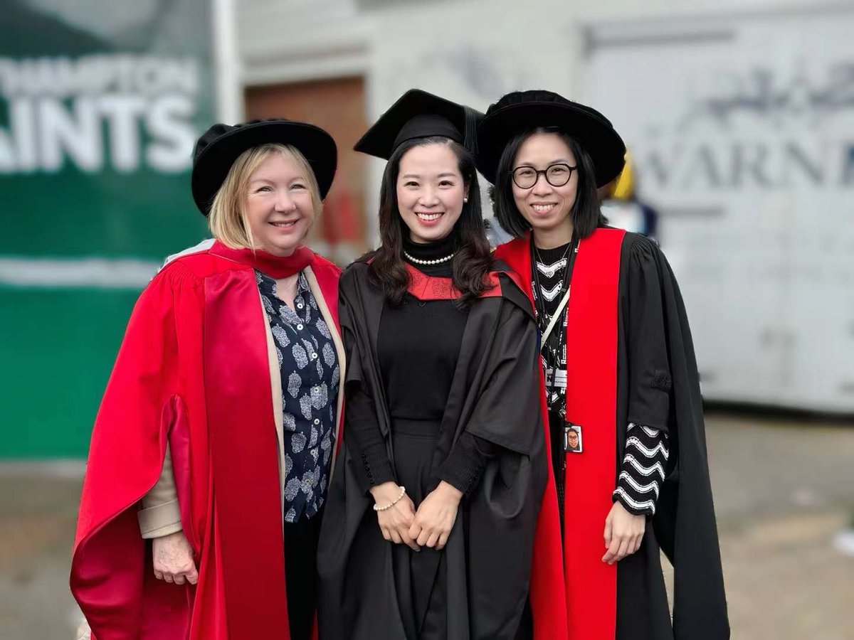 INTUniNorthants's tweet image. Some lovely photos capturing the joy of some of our MA Education Chinese cohort's graduation celebration✨🎓
The distance learning students travelled all the way from China &amp;amp; even took their tutors out for a celebratory lunch.

#UONGrads