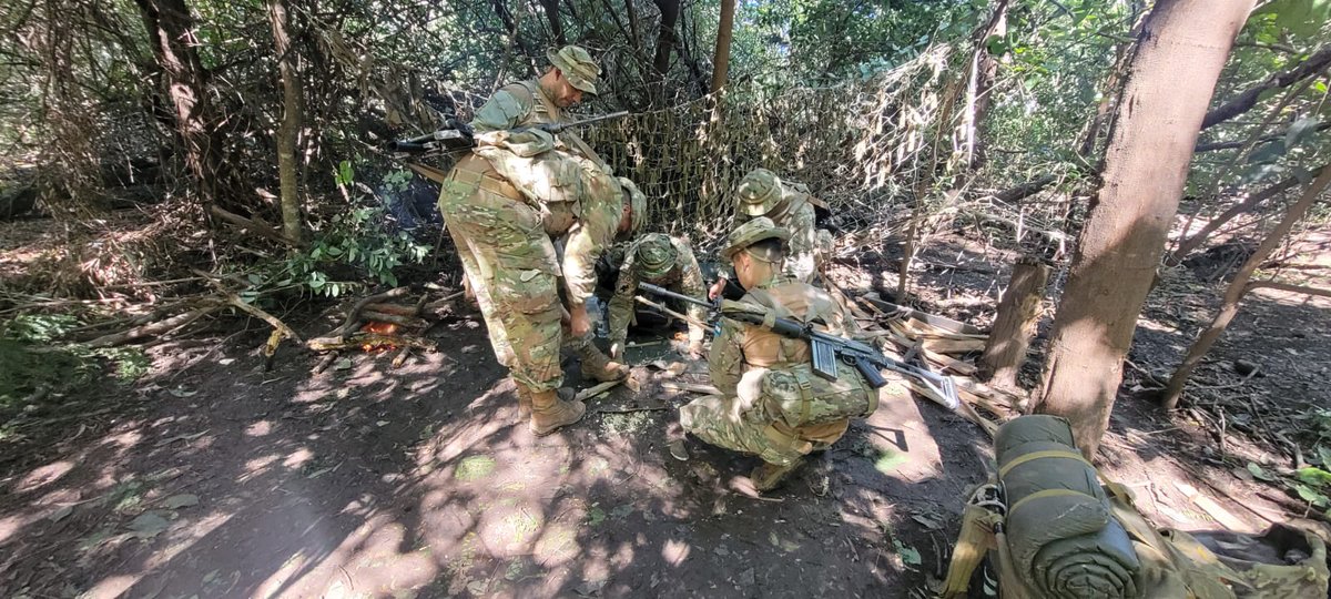 #Córdoba El Escuadrón de Exploración de Caballería Paracaidista 4 desarrolló actividades de supervivencia en el monte, fortaleciendo las habilidades esenciales de las tropas paracaidistas para operar en diversos terrenos y condiciones.